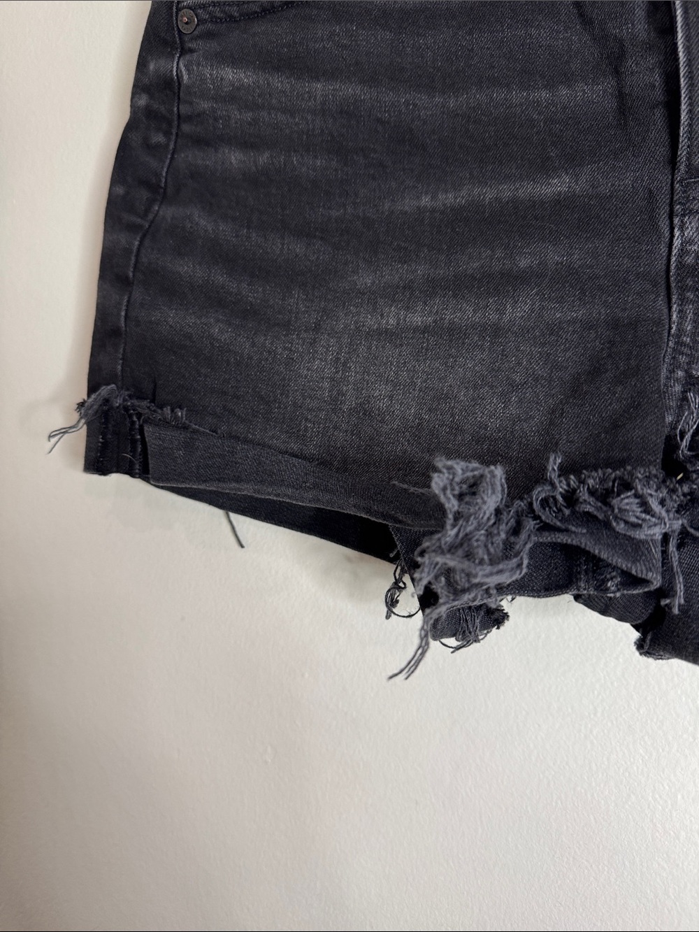 Americal Eagle Mom Raw Hem Hi-Waisted Cuffed Stretch Black Denim Shorts size 8 - Picture 6 of 11